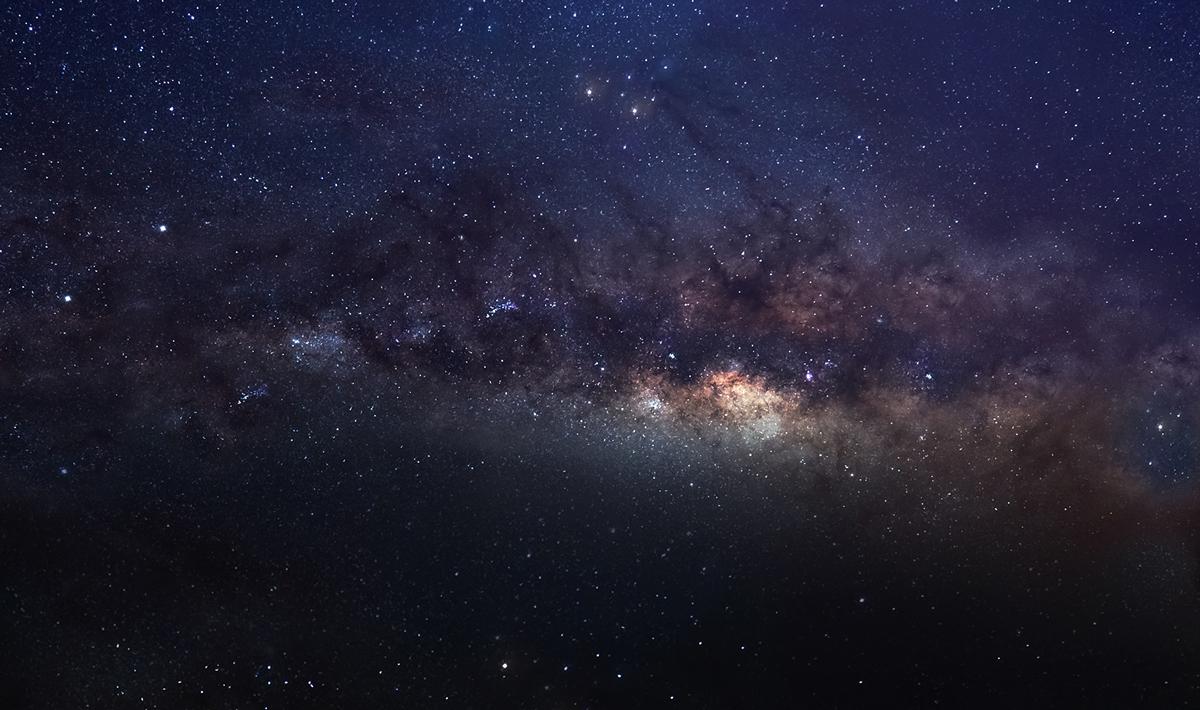 Voie lactée panoramique vue depuis l'Astronarium, nuit insolite sous un ciel étoilé profond