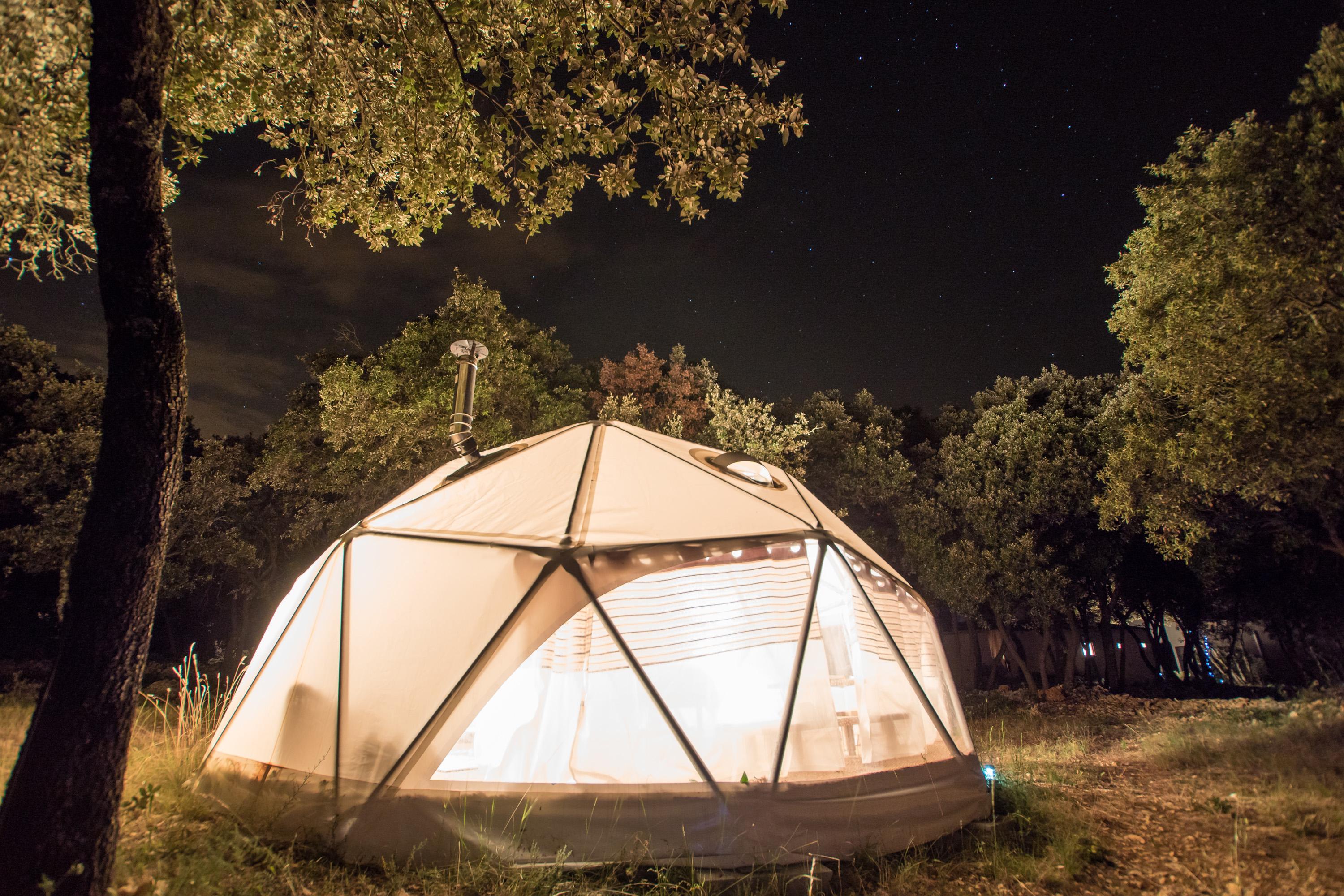S'offrir une nuit sous les étoiles : Pourquoi le dôme géodésique est l'hébergement insolite ultime en Occitanie