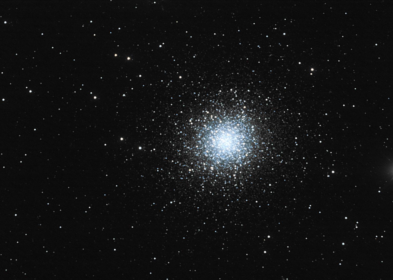 Amas globulaire photographié depuis l'observatoire de l'Astronarium, ciel profond étoilé
