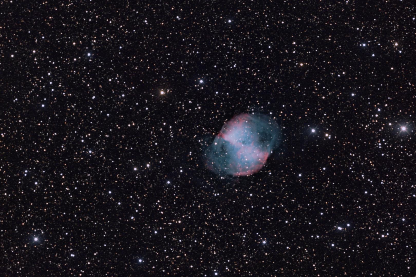 Nébuleuse du Dumbbell M27 photographiée depuis l'observatoire de l'Astronarium, ciel étoilé profond