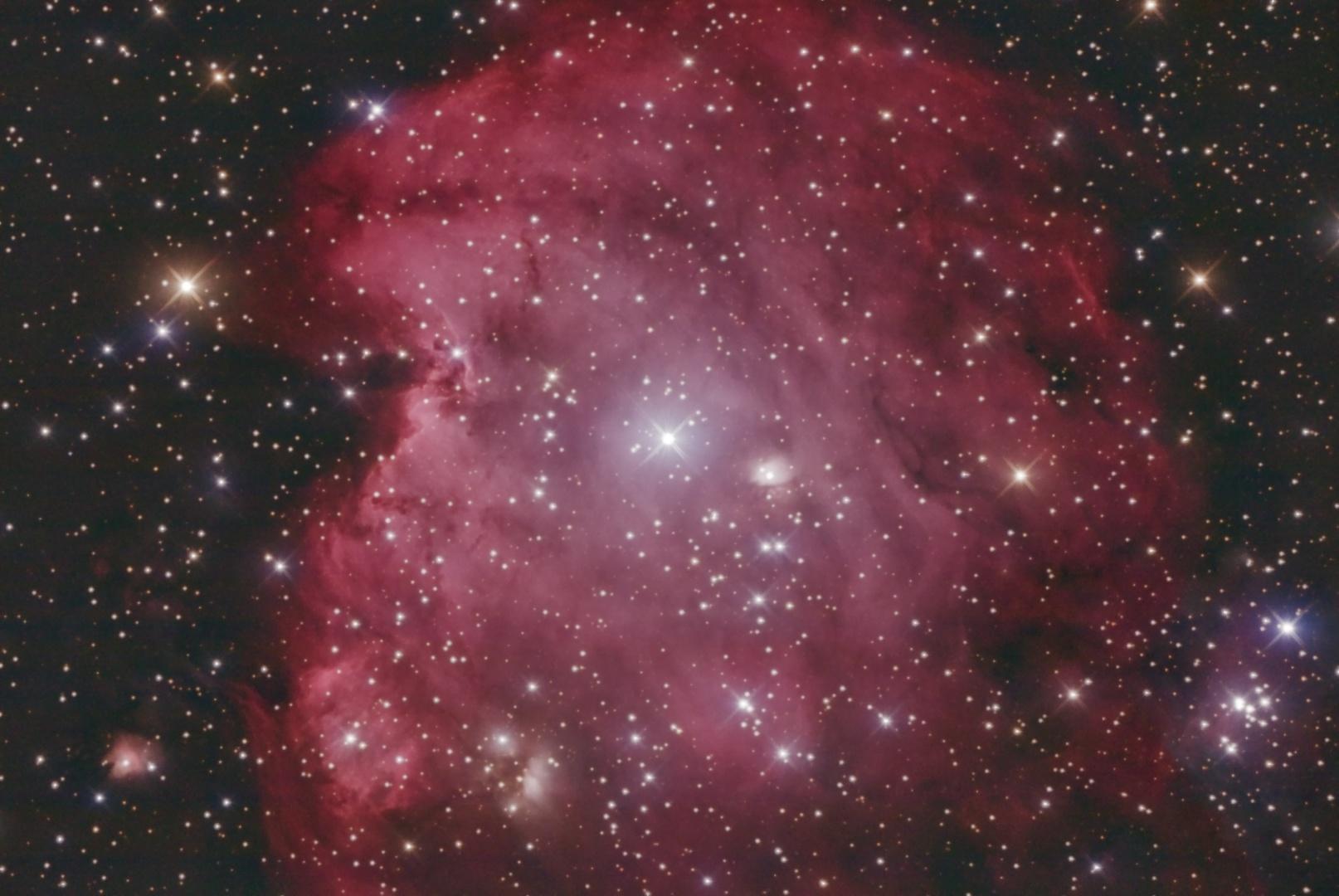 Nébuleuse en émission rouge sang parsemée d'étoiles, capturée depuis l'observatoire de l'Astronarium